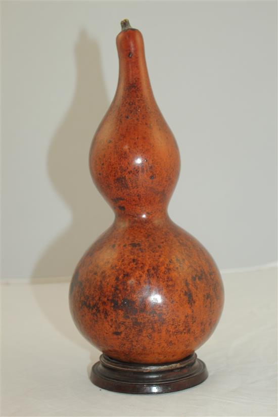 A Chinese gourd and rosewood stand, 19th century, total height 28.5cm